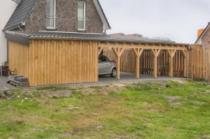 Carport mit Geräteschuppen und Pfannendach