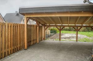 Carport mit Geräteschuppen und Pfannendach